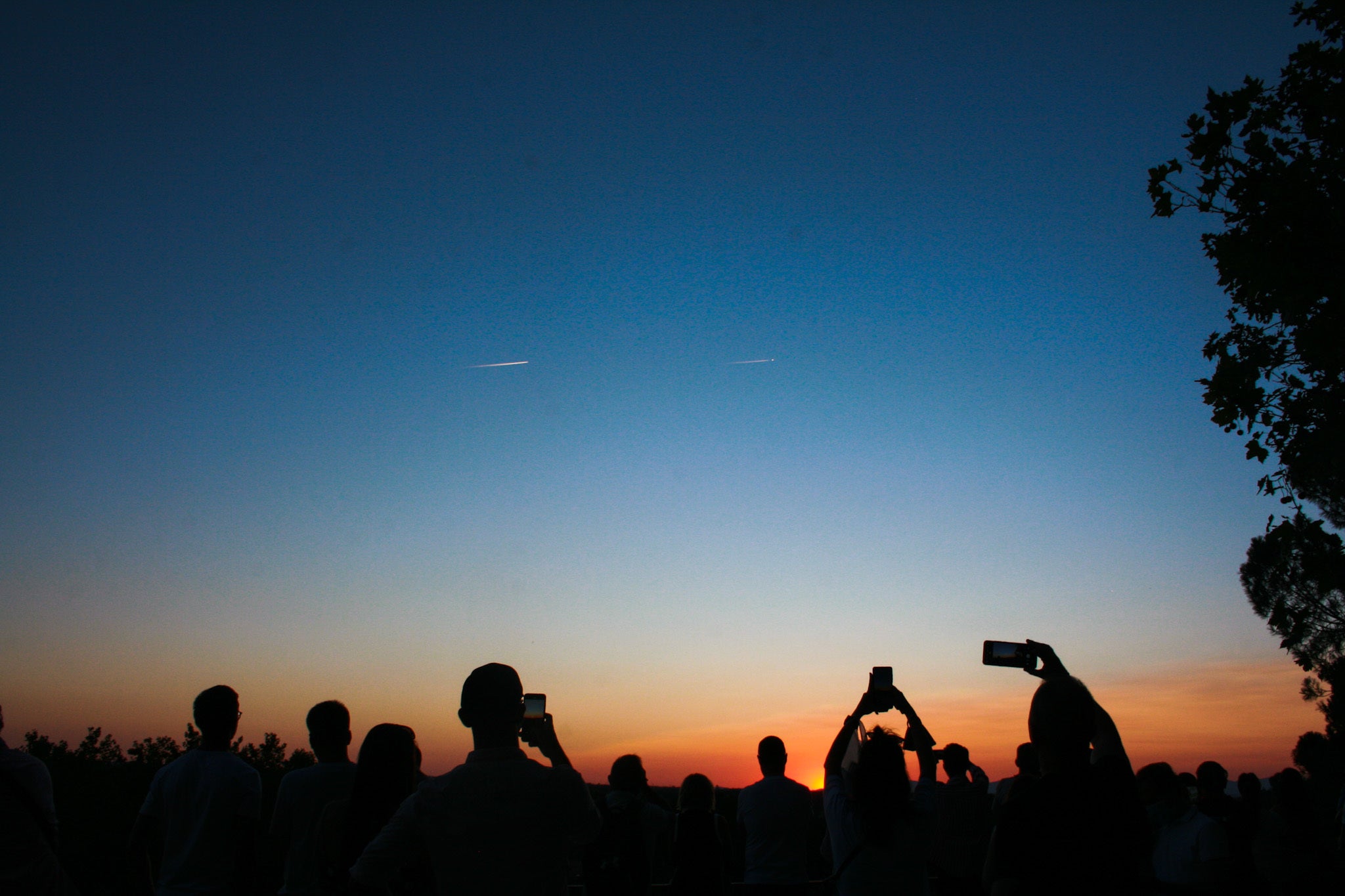 files/silhouetted-people-taking-pictures-of-the-sky.jpg